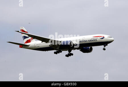 General stock - avions - aéroport de Heathrow.Un Boeing 777 de British Airways atterrit à l'aéroport de Heathrow à Middlesex. Banque D'Images