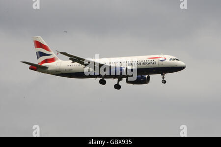 General stock - avions - aéroport de Heathrow.Un avion Airbus A320 de British Airways atterrit à l'aéroport de Heathrow à Middlesex Banque D'Images