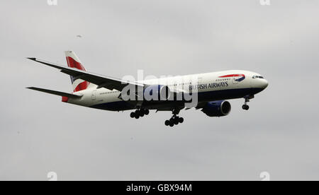 General stock - avions - aéroport de Heathrow.Un Boeing 777 de British Airways atterrit à l'aéroport de Heathrow à Middlesex. Banque D'Images