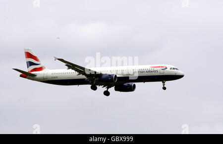 General stock - avions - aéroport de Heathrow.Un avion Airbus A321 de British Airways atterrit à l'aéroport de Heathrow à Middlesex Banque D'Images