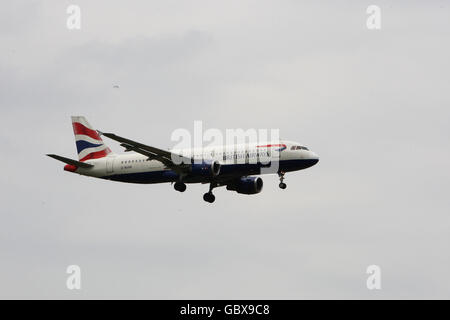 Un avion Airbus A320 de British Airways atterrit à l'aéroport de Heathrow Dans Middlesex Banque D'Images