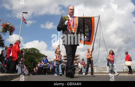 Orangemen sur la marche à Glenarm Co Antrim, Ulster pendant le 12 juillet défilent à travers l'Irlande du Nord aujourd'hui. Banque D'Images