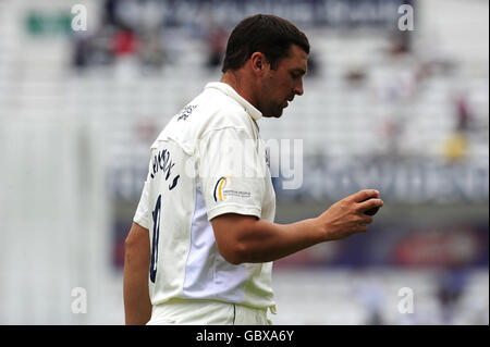 Cricket - Championnat du comté - Division un - Yorkshire / Durham - Headingley.Steve Harmison de Durham pendant le match de championnat du comté au terrain de cricket de Headingley, dans le Yorkshire. Banque D'Images