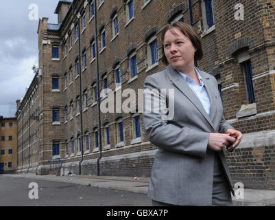 La ministre des prisons, Maria Eagles, visite la prison de Wormwood Scrubs à Londres, où elle a déclaré que le Royaume-Uni combat constamment contre l'utilisation de drogues et de téléphones portables par les détenus. Banque D'Images