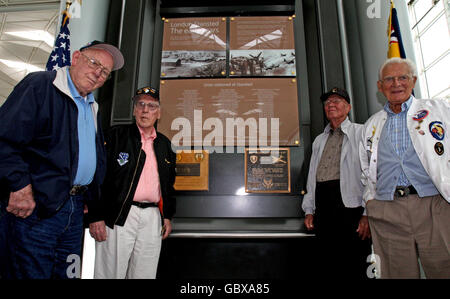 Bande des frères anciens combattants de Easy Company 506e Régiment d'infanterie de parachutisme (de gauche à droite) Buck Compton, Ed Tipper, Bradford Freeman, Donald Malarkey, alors qu'ils assistent au dévoilement officiel d'une plaque commémorative à l'aéroport de Stansted, Essex, commémorant ceux qui ont servi de l'aéroport pendant la Seconde Guerre mondiale. Banque D'Images