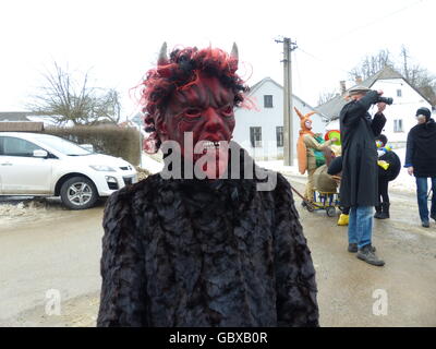 République tchèque - Bohême du Sud. Dans Sumrakov Mardi Gra qui est situé près de Studena. Homme ou femme, habillé en diable. Banque D'Images