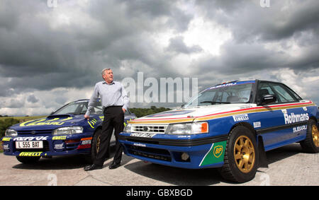 Jimmy McRae avec les voitures Subaru Impreza pilotées par son fils Colin McRae, ancien champion du monde de rallye, qui doivent être prêtées au nouveau musée Riverside à Glasgow, dans la maison familiale McRae à Lanark. Banque D'Images