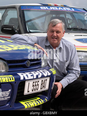 Jimmy McRae avec les voitures Subaru Impreza pilotées par son fils Colin McRae, ancien champion du monde de rallye, qui doivent être prêtées au nouveau musée Riverside à Glasgow, dans la maison familiale McRae à Lanark. Banque D'Images