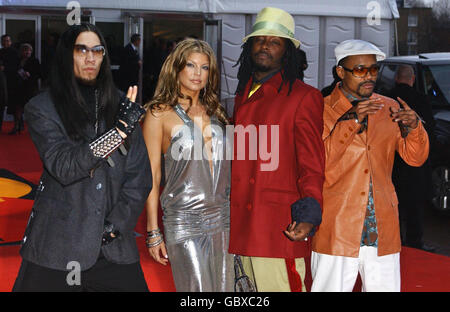 Musique - Brit Awards 2004 - Earl's court.The Black Eyed Peas: (l-r) Taboo, Fergie, will.I.am et APL.de.AP Banque D'Images