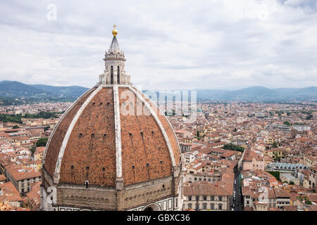 Vue depuis le clocher de la cathédrale de Santa Maria del Fiore, regard vers la cathédrale, le dôme de la cathédrale. Florenc Banque D'Images