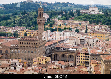 Vue depuis le clocher de la cathédrale de Santa Maria del Fiore, regard vers l'Ufizzi et le Palazzo Vecchio, Florence Banque D'Images