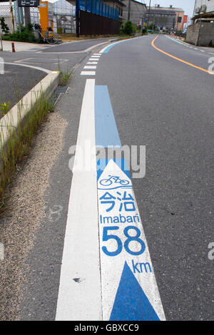 Peintes sur la route indiquant l'itinéraire à vélo à Onomichi Imabari sur l'Shimanami Kaidō. Banque D'Images