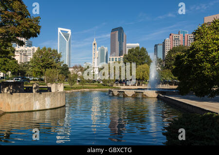 Charlotte skyline reflète dans l'eau, NC, USA Banque D'Images