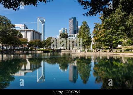 Charlotte skyline reflète dans l'eau, NC, USA Banque D'Images