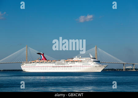 Bateau de croisière quitte Charleston près de Arthur Ravenel Jr. bridge , SC, USA Banque D'Images