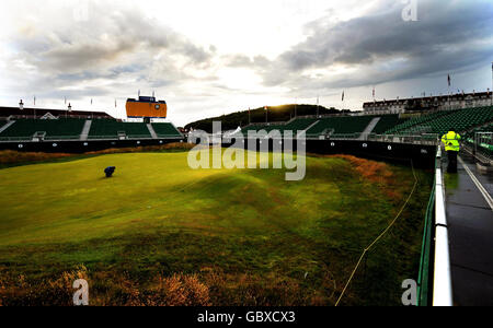 Golf - Open 2009 Championship - cycle d'entraînement - troisième jour - Turnberry.Un gardien de green vérifie le vert sur le 18e trou lors d'une séance d'entraînement au Turnberry Golf Club, Ayrshire. Banque D'Images