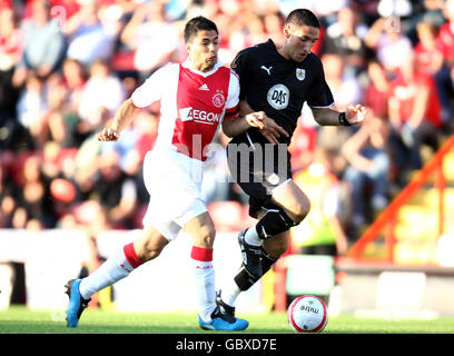 Bradley Orr de Bristol City (à droite) lutte pour le ballon avec Luis Suarez d'Ajax lors du match amical à la porte Ashton, Bristol. Banque D'Images