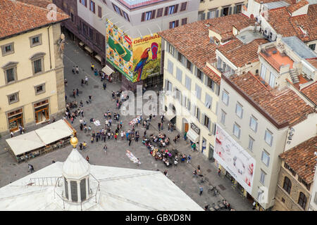 Vue depuis le clocher de la cathédrale de Santa Maria del Fiore, sur la Piazza San Giovanni, Florence, Toscane, Italie Banque D'Images