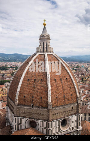 Vue depuis le clocher de la cathédrale de Santa Maria del Fiore, regard vers la cathédrale, le dôme de la cathédrale. Florenc Banque D'Images