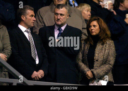 Soccer - Brian Clough Memorial Service - Pride Park.Garry Birtles (c) et Gary Mills (l) au service commémoratif de Brian Clough à Pride Park, domicile du comté de Derby Banque D'Images