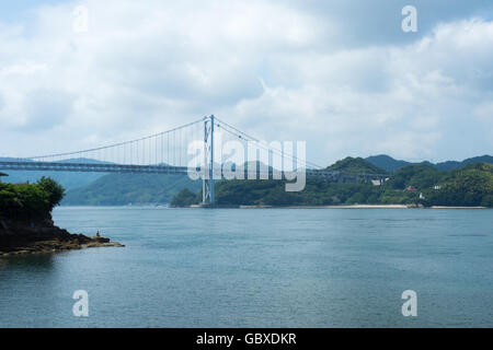 Pont reliant les îles de Innoshima Innoshima de Mukaishima et dans la mer intérieure de Seto entre Honshu et Shikoku. Banque D'Images