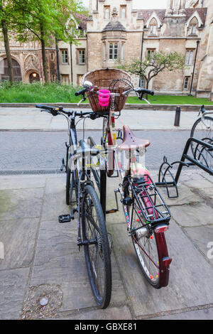 L'Angleterre, Cambridge, Cambridgeshire, vélos en stationnement Banque D'Images