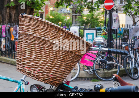 L'Angleterre, Cambridge, Cambridgeshire, garée vélo avec panier Banque D'Images