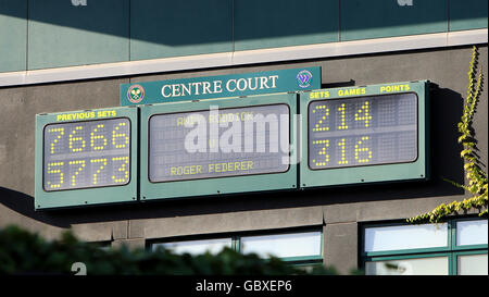 Tennis - Championnats de Wimbledon 2009 - jour treize - le club de tennis et de croquet de pelouse de toute l'Angleterre.Le tableau de bord situé à l'extérieur de la cour centrale affiche le score final entre Andy Roddick des États-Unis et Roger Federer de la Suisse Banque D'Images