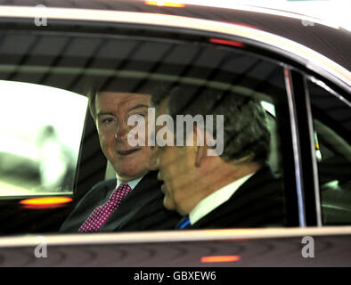 Le Premier ministre Gordon Brown (à droite) et le secrétaire d'entreprise Peter Mandelson quittent le Nissan Works de Sunderland dans la même voiture. Banque D'Images