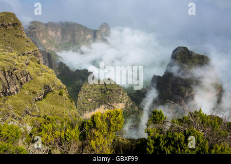 Rouleaux de nuages au-dessus de formations rocheuses dans les montagnes du Simien en Ethiopie Banque D'Images