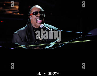 Le musicien Stevie Wonder se produit sur scène lors d'un service commémoratif pour Michael Jackson au Staples Center de Los Angeles. Banque D'Images