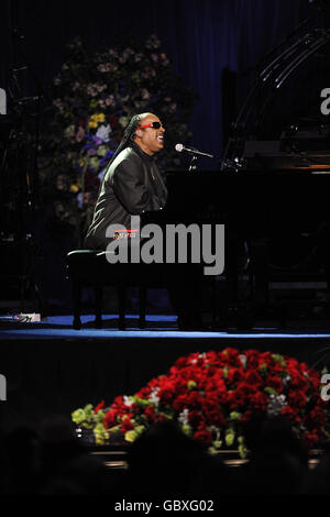 Stevie Wonder se produit sur scène lors d'un service commémoratif pour Michael Jackson au Staples Center de Los Angeles. Banque D'Images