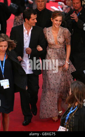 Emma Watson et l'invité arrivant pour la première mondiale de Harry Potter et le Prince de sang-mêlé à l'Odeon Leicester Square, Londres. Banque D'Images