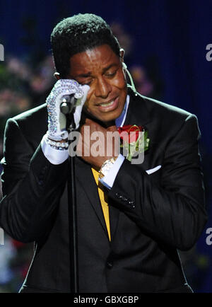 Jermaine Jackson réagit lorsqu'il parle à un service commémoratif pour son frère Michael Jackson, légende de la musique, au Staples Center de Los Angeles. Banque D'Images