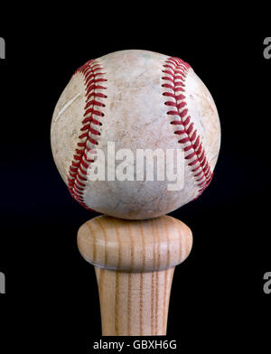 Le baseball en équilibre sur la poignée du bâton de bois .. Banque D'Images