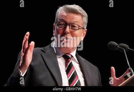 Home Secretary Alan Johnson MP lors de la Conférence d'été de l'ACPO à Manchester Central, Manchester. Banque D'Images