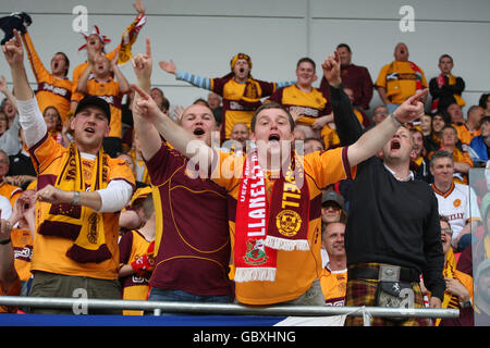 Les fans de Motherwell célèbrent après que Jamie Murphy a marqué le troisième but contre Llanelli lors de l'Europa League qualificative, second Leg au Parc y Scarlets, Llanelli. Banque D'Images