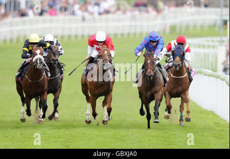 Borderlescott (deuxième à partir de la droite), monté par Pat Cosgrave, remporte les piquets du mur de la ville toteswinger du capitaine Gerrard (à gauche) pendant la journée du totesport à l'hippodrome de Chester, à Chester. Banque D'Images