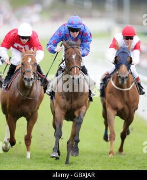 Borderlescott (bleu), criblé de Pat Cosgrave, remporte les enjeux du mur de la ville toteswinger du capitaine Gerrard (à gauche), criblé par Tom Eaves lors du totesport Day à l'hippodrome de Chester, à Chester. Banque D'Images