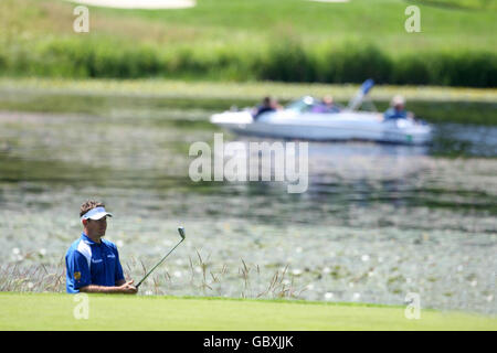 Lee Westwood, en Angleterre, sur le 18e fairway pendant l'Open d'Écosse de Barclays au Loch Lomond, en Écosse. Banque D'Images