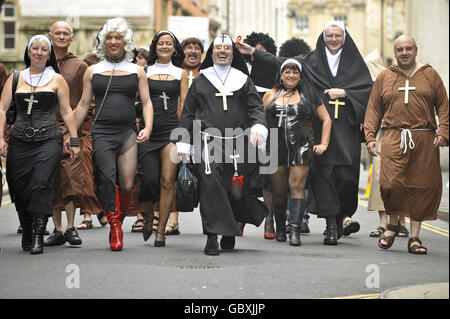 Un groupe d'amis de Bristol et d'Exeter se promèneront dans Small Street à Bristol, vêtus de frères et de nonnes, pour une tournée de pub dans la ville pour célébrer deux des fêtes conjointes de l'anniversaire. Banque D'Images