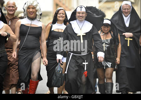 Un groupe d'amis de Bristol et d'Exeter se promèneront dans Small Street à Bristol, vêtus de frères et de nonnes, pour une tournée de pub dans la ville pour célébrer deux des fêtes conjointes de l'anniversaire. Banque D'Images