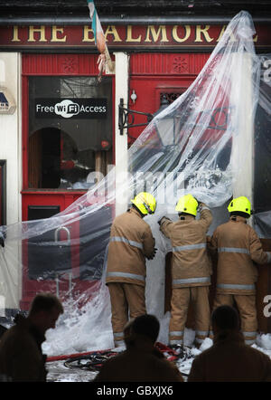 Morts après incendie pompier pub Banque D'Images