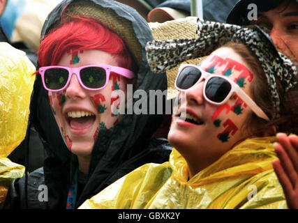 Les fans regardent Seasick Steve se produire lors du festival de musique T in the Park à Balado, en Écosse. Banque D'Images