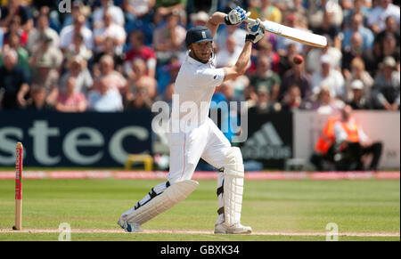 Andrew Flintooff, en Angleterre, se batte lors du cinquième jour du premier match du npower Test à Sophia Gardens, Cardiff. Banque D'Images