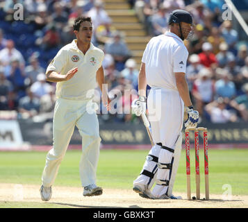 Mitchell Johnson (à gauche), un australien, célèbre le cricket d'Andrew Flintop, un anglais, alors qu'il regarde les glissades au cours du cinquième jour du premier match de npower Test à Sophia Gardens, à Cardiff. Banque D'Images