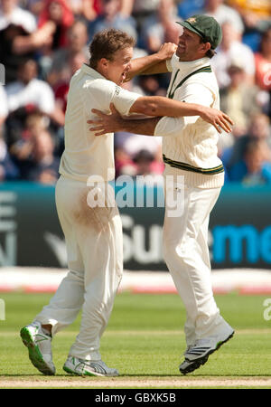 Le Nathan Hauritz d'Australie célèbre avec le capitaine Ricky Ponting (à droite) après avoir rejeté Stuart Broad d'Angleterre lors du cinquième jour du premier match du npower Test à Sophia Gardens, à Cardiff. Banque D'Images