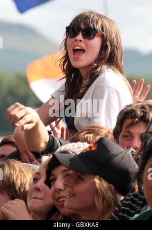 Les amateurs de festival regardent Elbow jouer au festival de musique T in the Park à Balado, Perth et Kinross. Banque D'Images