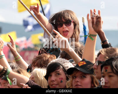 Les amateurs de festival regardent Elbow jouer au festival de musique T in the Park à Balado, Perth et Kinross. Banque D'Images