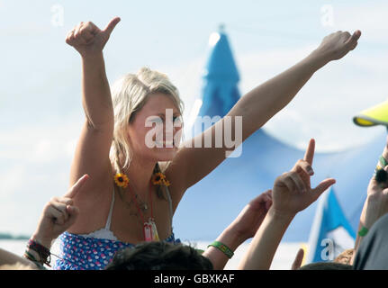 Les amateurs de festival regardent Elbow jouer au festival de musique T in the Park à Balado, Perth et Kinross. Banque D'Images